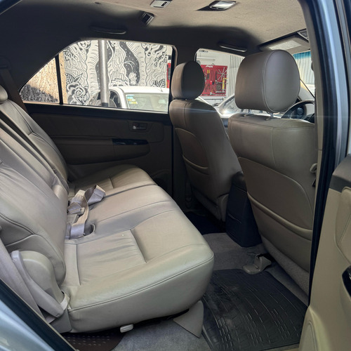 Toyota Hilux Sw4 2.7 Srv Cuero Vvti 4x2 4at 5 Asientos