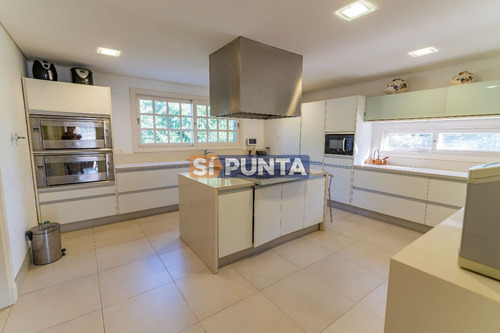 Imagen 15 de 30 de Mansión De Estilo Clásico En Venta En El Corazón De Beverly Hills.
