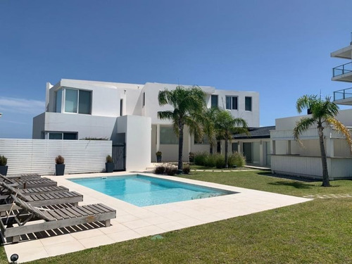 Casa En Venta De 5 Dormitorios En Playa Mansa