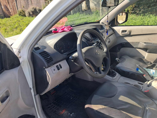 Camioneta L200 Con Cúpula Cerrada