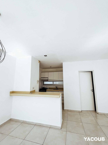 Casa En Venta - 2 Dormitorios 1 Baño - Cochera - 105mts2 - City Bell