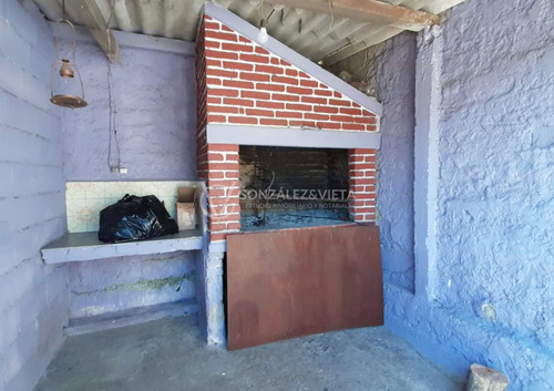 Casa Com Construcción Al Fondo - Dos Dormitorios - La Teja
