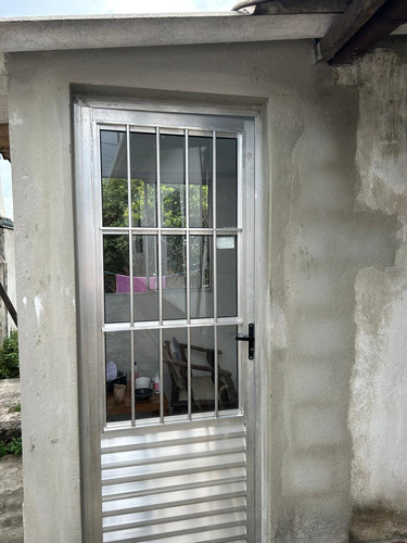 Uma Casa E Um Barracão, Em Um Lote Com 360 Metros Quadrados!