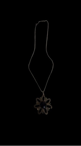 Collar Plateado Deslavado Dije Flor Negra 37x2 Usado