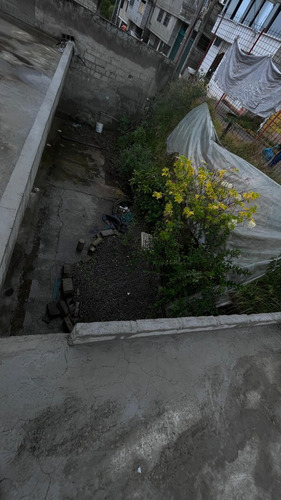 Exclusiva Propiedad Con Casa De Dos Plantas Y Vistas Panorámicas En Terreno Inclinado
