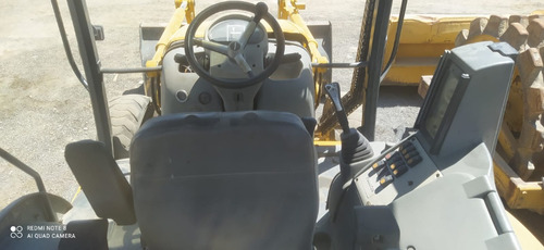 Retroexcavadora Komatsu 4x4 2011