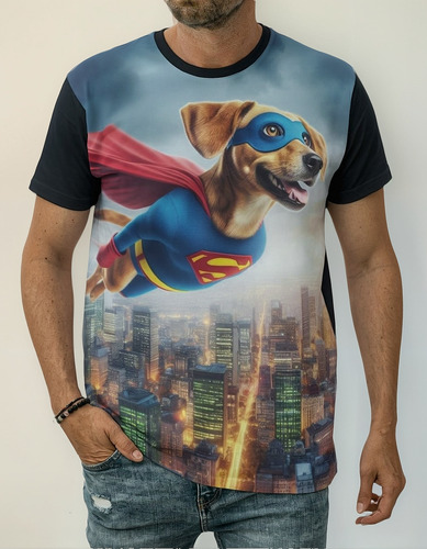 Camiseta Cachorro Super-herói Voando Sobre A Cidade Com Capa
