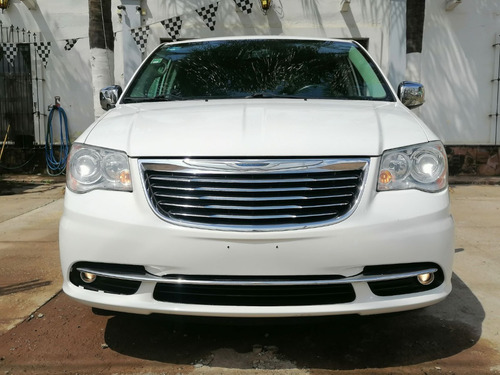 Imagen 2 de 15 de Chrysler Town Country Limited 2011