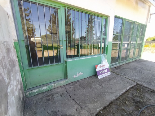 Imagen 3 de 14 de Galpón En La Entrada Del Pueblo