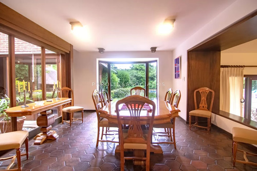 Casa De Gran Tamaño En Venta En Zona Del Golf, Punta Del Este.