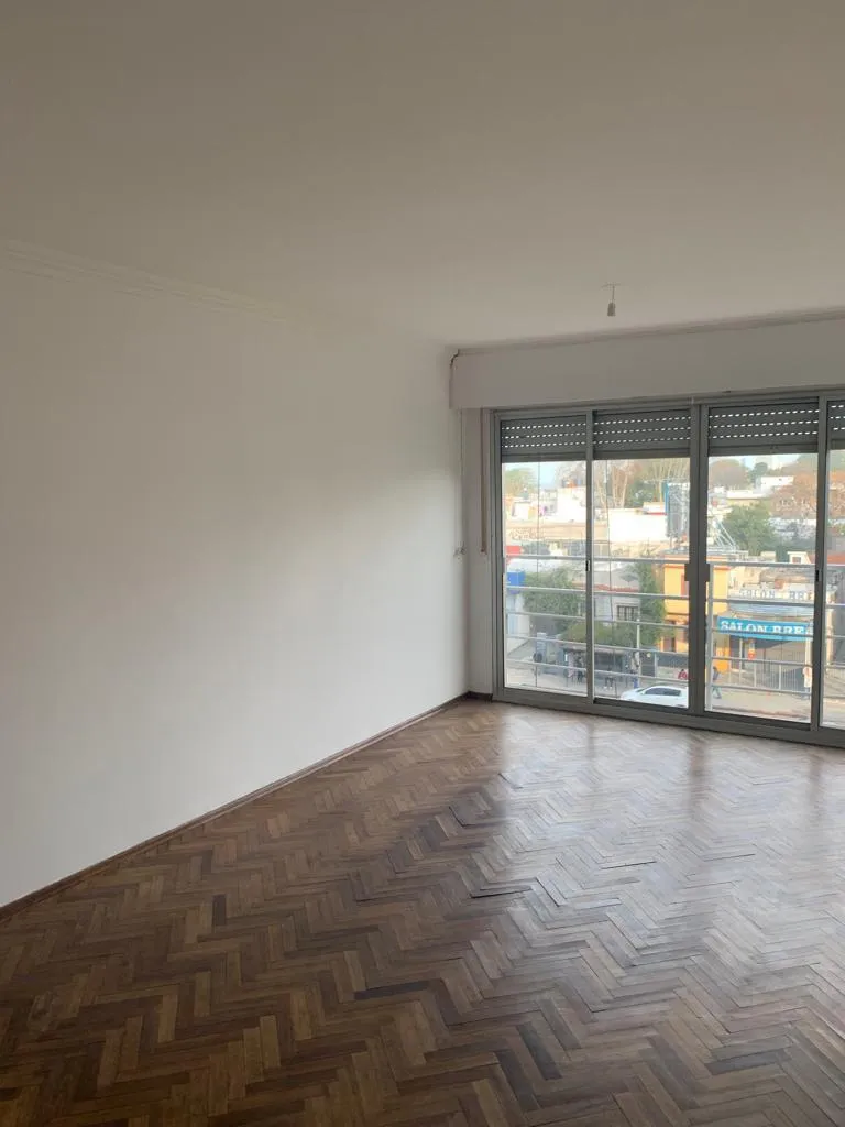 Se Alquila Apartamento De 3 Dormitorios, Al Frente, Sobre Avenida Italia A Pocos Metros De Bvar. José Batlle Y Ordoñez, Ubicado En La Blanqueada / Parque Batlle, Próximo A Buceo! · Foto 3
