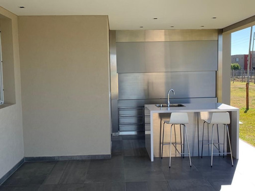 Imagen 23 de 27 de Moderna Casa En Venta En Barrio San Lucas-san Vicente