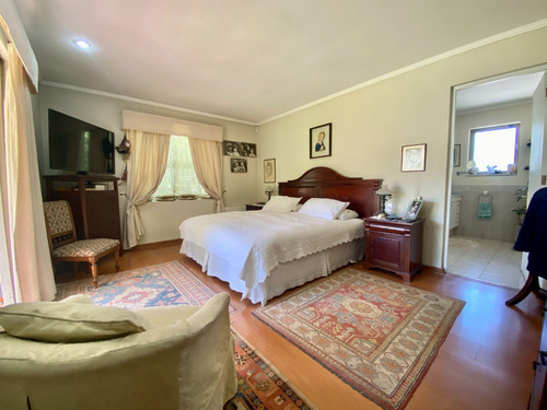 Amplia Casa Con Jardín Formado En Condominio Consolidado