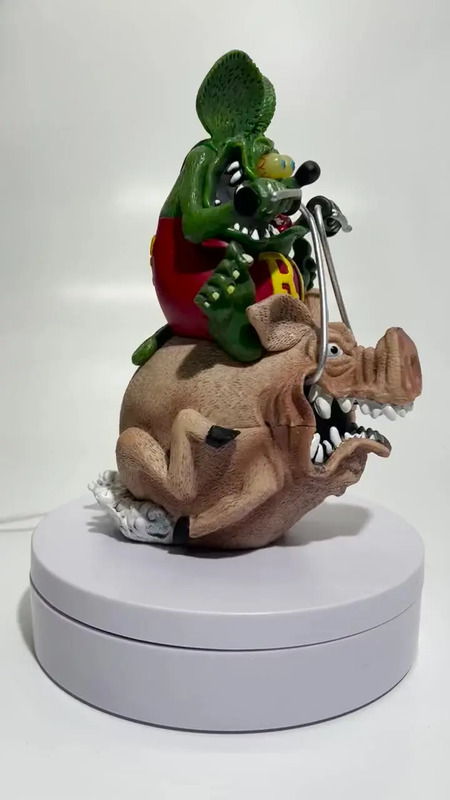 Rat Fink Pilotando Um Porco Boneco Em Pvc 15,5cm | Parcelamento