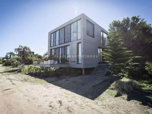 Casa En Venta En Punta Piedras.