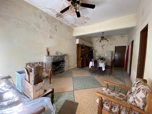 Lega Propiedades Vende Casa De 2 Dormitorios (a Refaccionar) Y Apartamento De 1 Dormitorio.
