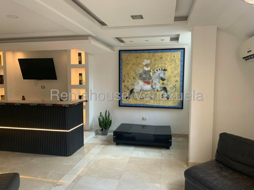 Buscas Una Quinta Donde Puedas Compartir Momentos Con Tus Familiares Y Amigos? Aqui La Tienes,moderna, Calle Cerrada Vigilancia Privada,amplia Y Bella Cocina Para Disfrutarla. Está En Alto Hatillo