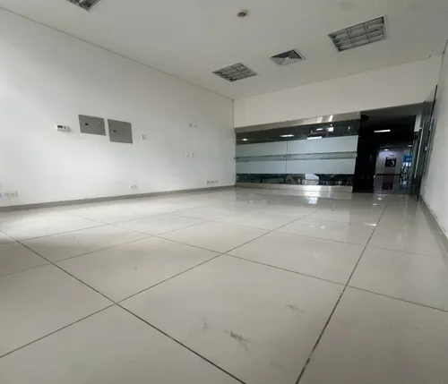 Alquilo Local Comercial En El Edificio De Colores