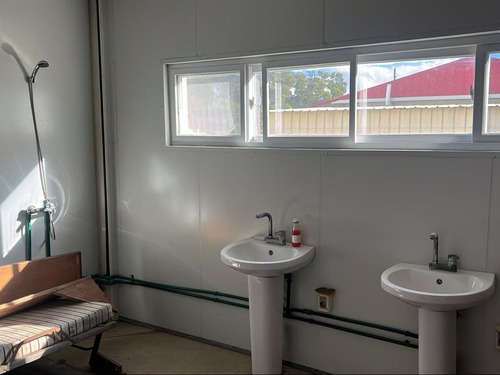 Amplio Galpón Con Oficinas Y Casa Con Terreno En Alquiler.