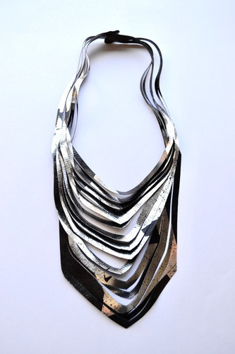 Imagen 1 de 6 de Collar Ondas Largo Geometrico Plateado Y Negro
