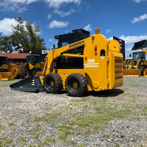 Minicargadora Con Desmalezadora Sinomach 255f Cerrada A/a