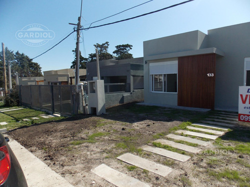 Casa En  Venta, Muy Cerca De La Rambla De Colonia