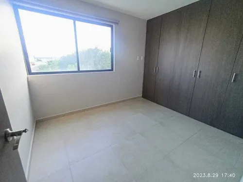 Casa En Venta En El Refugio, 3 Recámaras, 2.5 Baños, Alberca, Seguridad, Lujo!