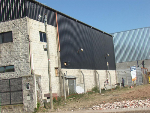 Importante Nave Industrial De 858m2