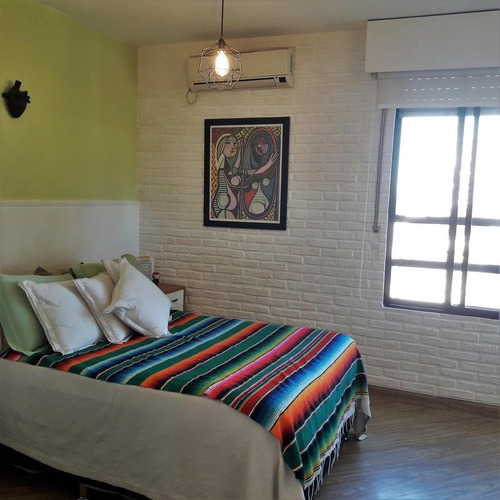 Casa En Buceo, Muy Buen Estado, 2 Dormitorios, 2 Baños, Cochera Y Parrillero