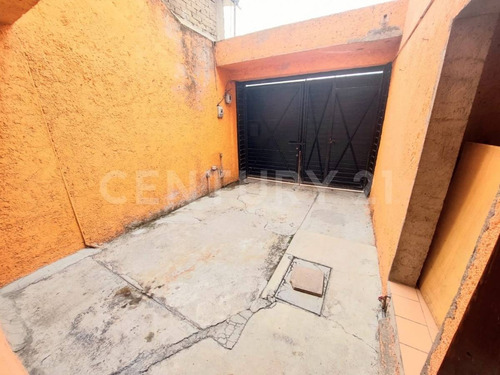 Imagen 2 de 19 de Casa En Venta De 3 Niveles Con Roof Garden, Cerca De Monte Maria