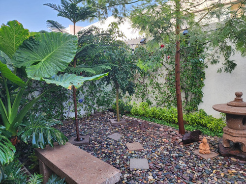 Casa En Venta Con Espacios Amplios (trato Directo)