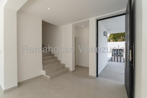 Hermosa Casa Totalmente Remodelada En Venta Ubicada En El Cafetal 25-17659