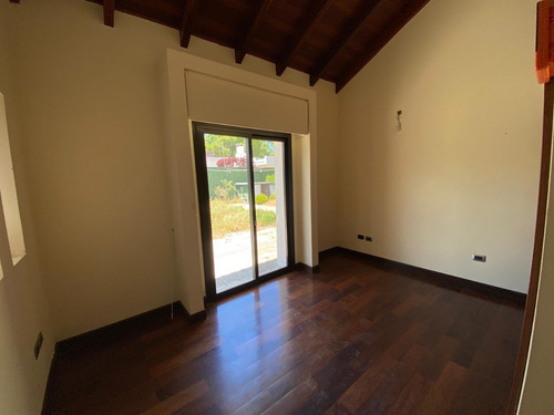 Imagen 9 de 14 de Venta: Casa De 5 Dormitorios, En Amplio Padrón En Carrasco