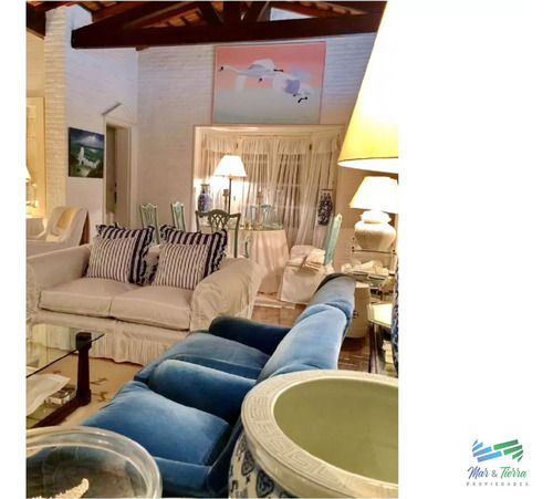 Casa En Venta. A Seis Cuadras Del Mar. Cuenta Con Tres Dormitorios.