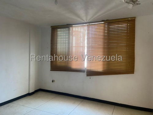 La Trinidad !! Bella Y Acogedora Casa De Dos Plantas, 332 M2 Terreno, 330 M2 Construcción, 3 Habitaciones, 3 Baños, 3 Pe, Hab. Y Baño De Servicio, Ubicada En Calle Publica Con Poco Tránsito.