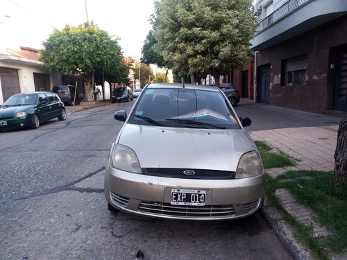Imagen 4 de 10 de Ford Fiesta Max 2005 1.6 Max Amb Plus
