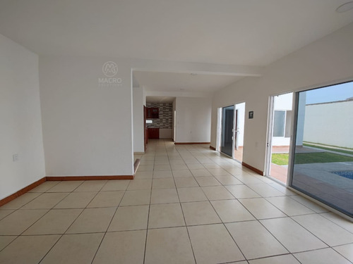 Casa En Venta De 2 Niveles En Col. Empleado Postal Con Alberca Apta A Créditos