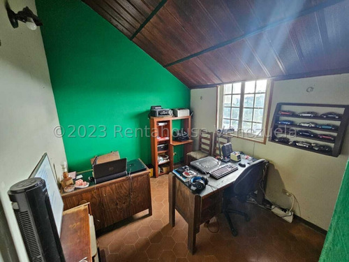 Bella Casa Tipo Chalet Holandés En Venta San Antonio De Los Altos 24-9993 Edf