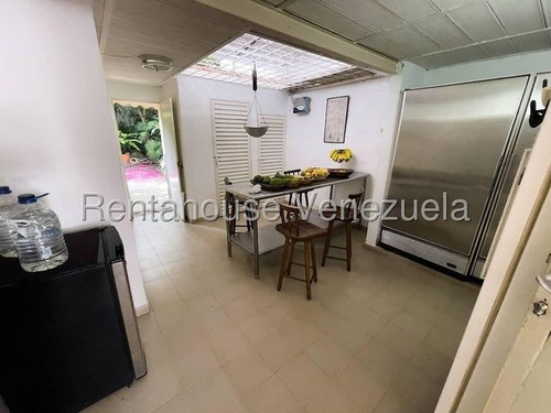 Agp Casa Con Cocina Moderna, Excelente Área De Reuniones, En Venta Ubicada En Calle Cerrada, En Alta Florida 25-11358 Ys