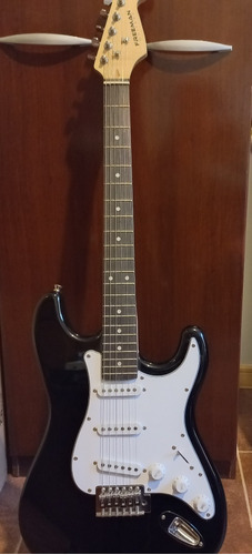 Guitarra Eléctrica Stratocaster Color Negra Usada 