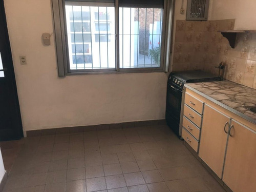 Imagen 2 de 11 de Casa Ph En Alquiler En Bernal Centro