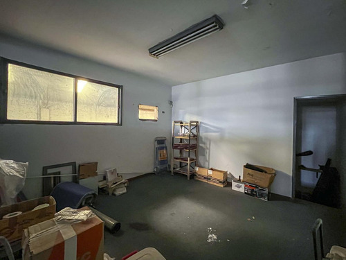 Mega Local En El Cruce Alberdi Con 1340m²