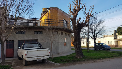 Imagen 2 de 12 de Se Vende Galpón Con Departamento En Planta Alta