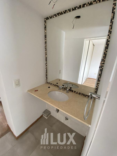 Imagen 22 de 30 de Venta Departamento Un Dormitorio Al Frente Con Balcón Y Cochera - Centro