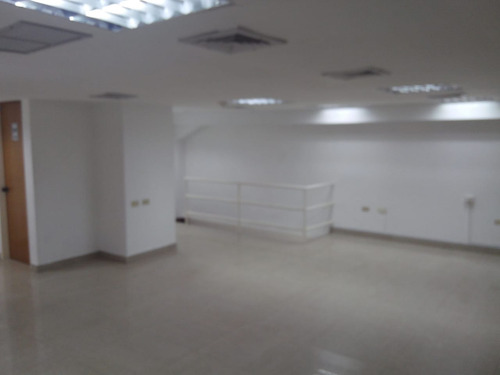 En Alquiler Local Comercial Y Oficinas Planta Baja ,centro Comercial Camino Real Barcelona