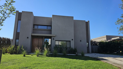 Casa En Venta Y Alquiler En El Cantón Norte A La Laguna Con Pileta
