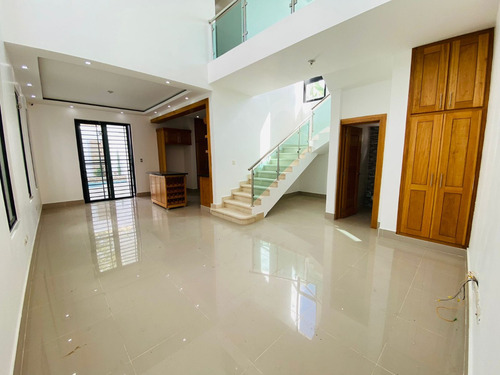 Casa De 2 Niveles Con 3 Habitaciones Y Piscina De Venta En Residencial Cerrado De Pontezuela, Av. 27 De Febrero!