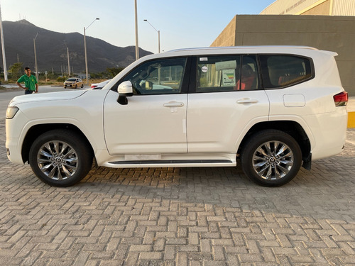 Imagen 6 de 20 de Toyota Land Cruiser 300