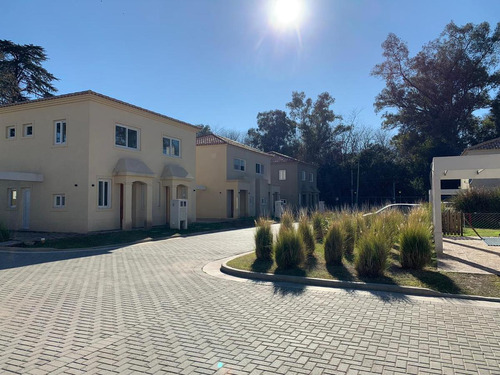 Casa De 2 Dormitorios En Venta  En Saravi Village, Pilar