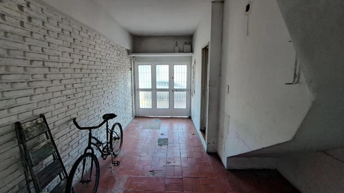 Casa En Venta - 4 Dormitorios 2 Baños - Cochera - 165mts2 - Morón